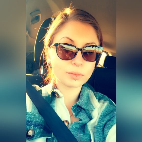 Meet your Posher, Kat 🙃 - Picture 2 of 12